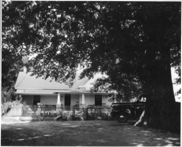 Harmony Community, Putnam County, Georgia. These are homes of white owners in the Harmony Community. . . . - NARA - 521294 photo