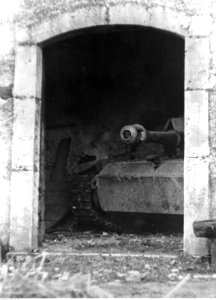 Haubica samobieżna 105 mm Sturmhaubitz 42, front włoski (2-2284)