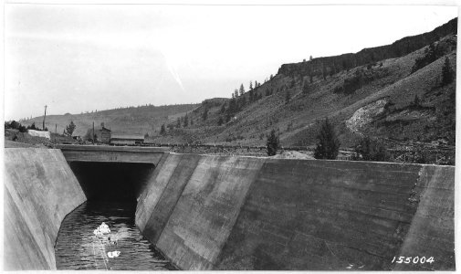 Head Gate Ochoco Irrigation Project, Ochoco Creek, near Prineville, Oregon, Ochoco Forest, 1914. - NARA - 299172