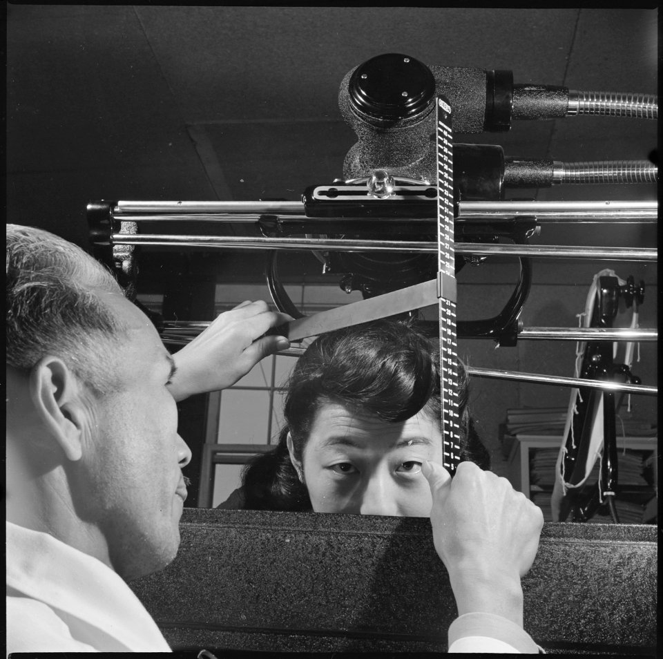 Heart Mountain Relocation Center, Heart Mountain, Wyoming. A detail of the X-Ray equipment in the H . . . - NARA - 539468