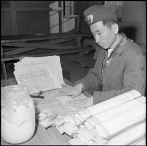 Heart Mountain Relocation Center, Heart Mountain, Wyoming. A member of the staff of the Sentinel, H . . . - NARA - 539171