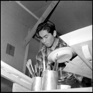 Heart Mountain Relocation Center, Heart Mountain, Wyoming. A young Poster Artist intent on applying . . . - NARA - 539266