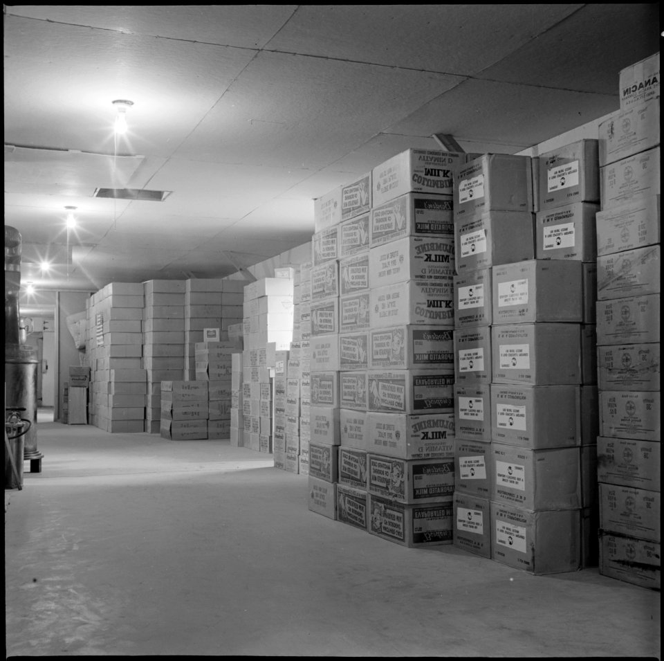 Heart Mountain Relocation Center, Heart Mountain, Wyoming. Scene in the warehouse at the Heart Moun . . . - NARA - 539479