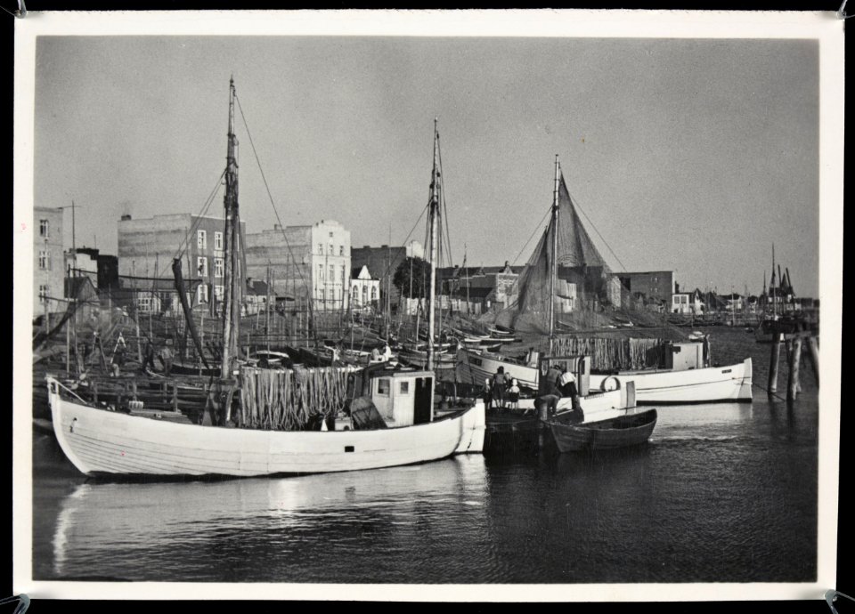 Hel, port rybacki, w glebi kamieniczki miasteczka 1939 (67952029)