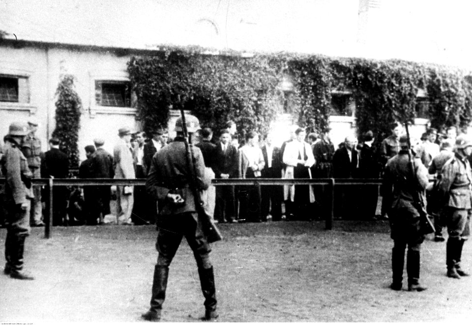 Hitlerowski obóz przejściowy na terenie dawnych koszar 1. Pułku Szwoleżerów Józefa Piłsudskiego nad kanałem piaseczyńskim pomiędzy ul. Myśliwiecką a Czerniakowską w Warszawie (21-214)
