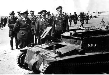 Hermann Goring ogląda zniszczony czołg angielski (2-274)