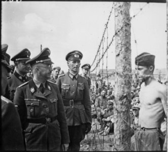 Himmler besichtigt die Gefangenenlager in Russland. Heinrich Himmler inspects a prisoner of war camp in Russia, circa... - NARA - 540164