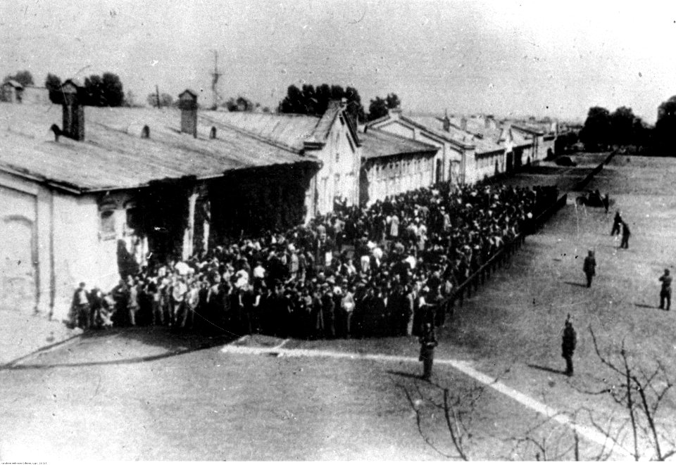 Hitlerowski obóz przejściowy na terenie dawnych koszar 1. Pułku Szwoleżerów Józefa Piłsudskiego nad kanałem piaseczyńskim pomiędzy ul. Myśliwiecką a Czerniakowską w Warszawie (21-215)