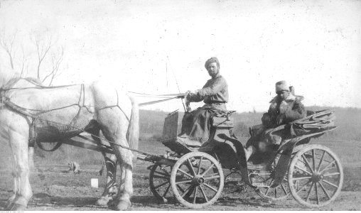 Ignacy Paweł Fudakowski - Rosyjski pułkownik Podtiagin w bryczce konnej w Galicji lub na Słowacji (94-37) photo