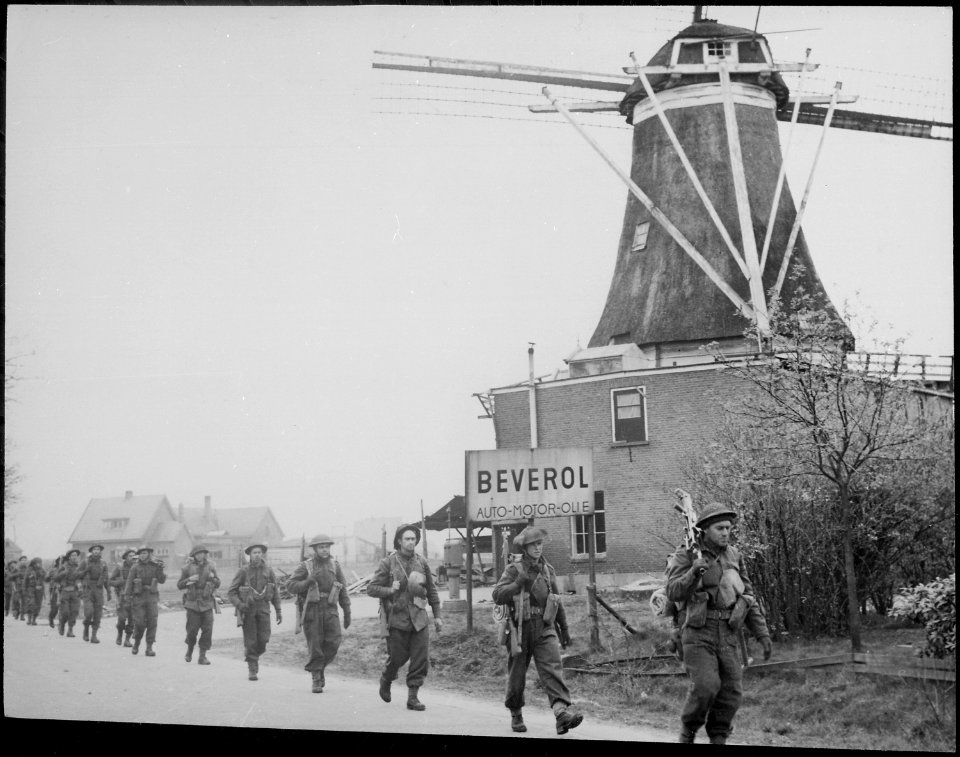 Infantry of the Regiment de Maisonneuve moving through Holten to Rijssen, both towns in the Netherlands. 9 April... - NARA - 541913