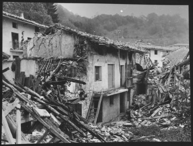 Italy. (Destroyed buildings.) - NARA - 541743 photo