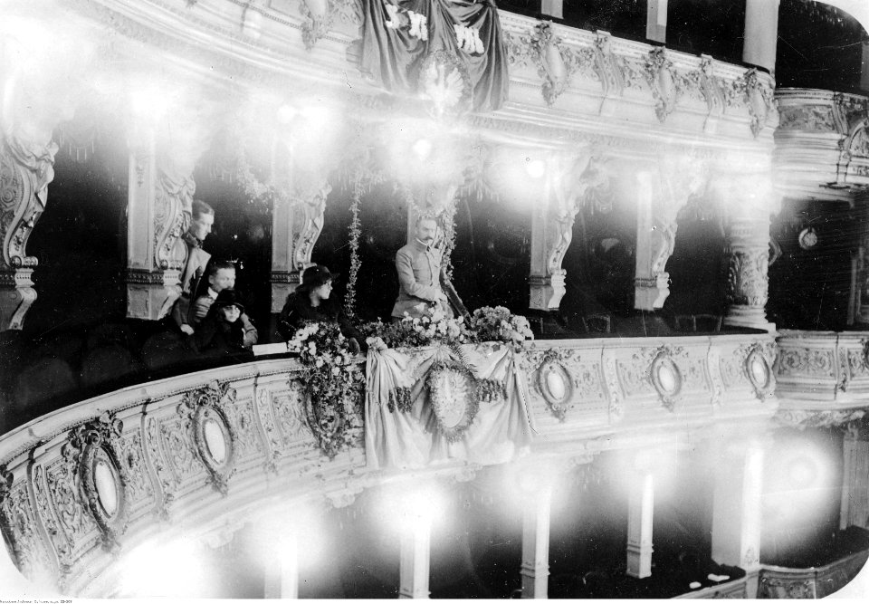 J. Piłsudski podczas uroczystego przedstawienia teatralnego w teatrze im. J. Sowackiego. (22-203)
