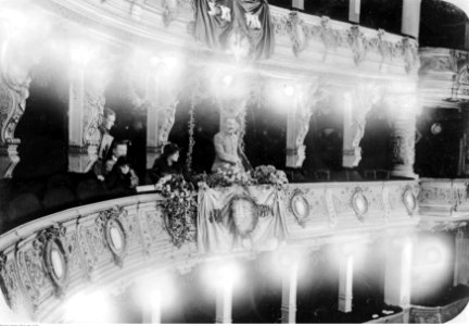 J. Piłsudski podczas uroczystego przedstawienia teatralnego w teatrze im. J. Sowackiego. (22-203)