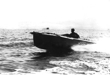 Jednoosobowa łódź torpedowa na morzu (2-2573) photo