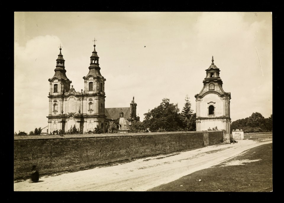 Jedrzejow, kosciol cystersow ca 1936 (61783629)