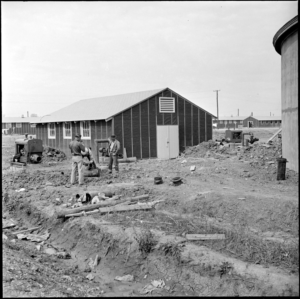 Jerome Relocation Center, Denson, Arkansas. Evacuee workers are here constructing water facilities . . . - NARA - 538808