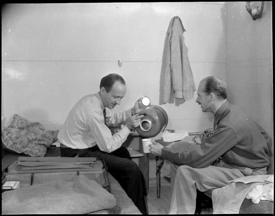 Jerome Relocation Center, Denson, Arkansas. An interior view of a dormitory room in the Administrat . . . - NARA - 538869