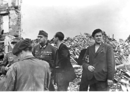 Jacques Doriot na froncie w Normandii. (2-364)