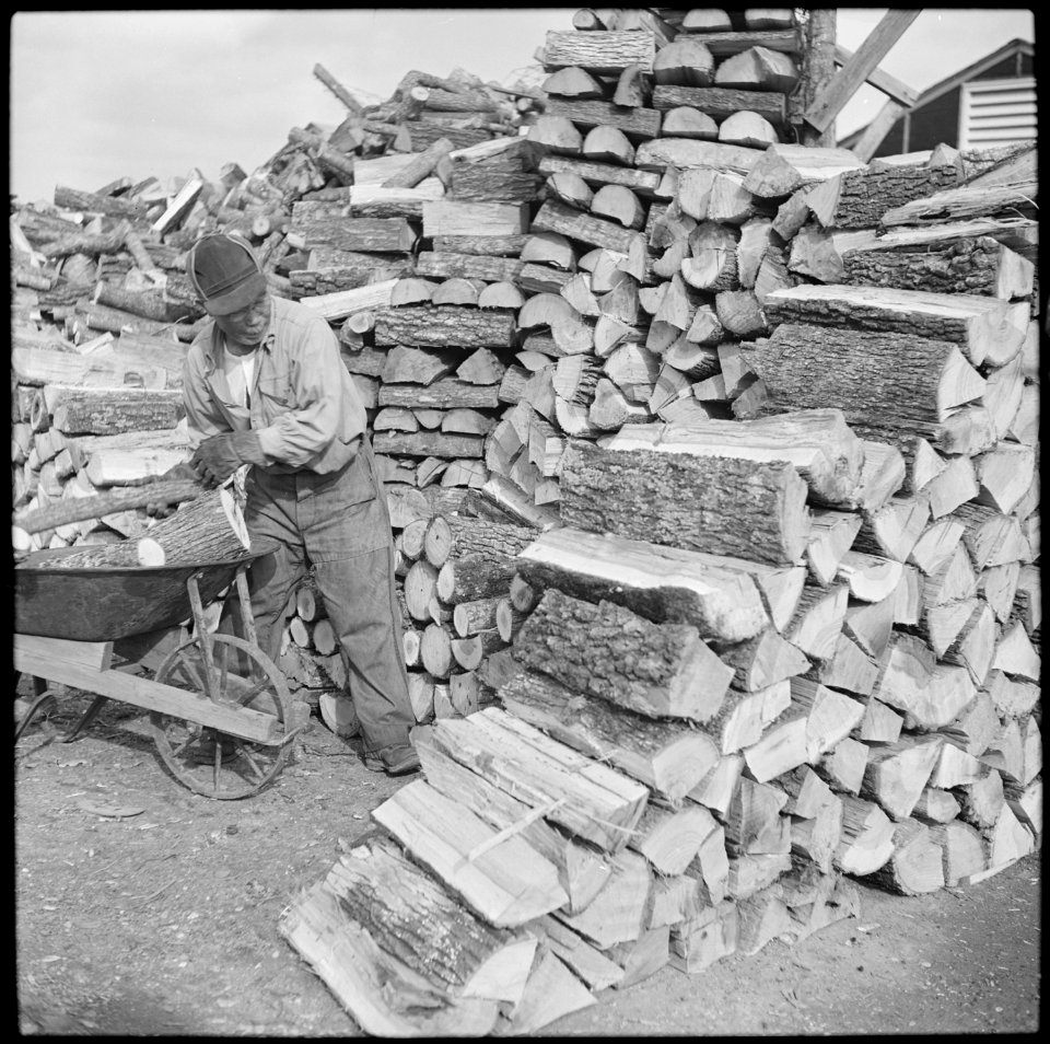 Jerome Relocation Center, Dermott, Arkansas. Evacuees at the Jerome Relocation Center chop their ow . . . - NARA - 538198