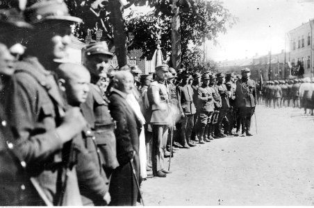 Józef Piłsudski podczas defilady wojska (22-470) photo