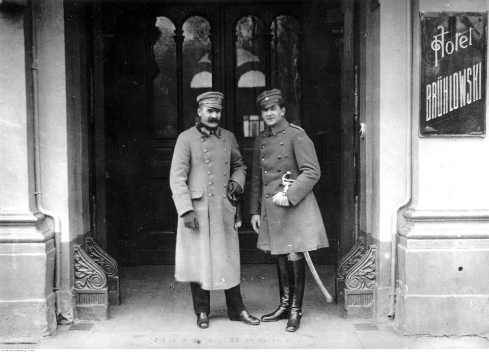 Józef Piłsudski i por. Bolesław Wieniawa-Długoszowski w bramie hotelu Brühlowskiego (22-205-2)