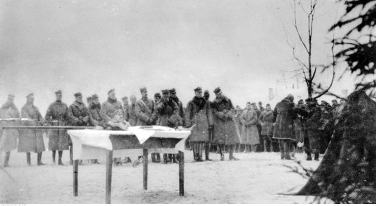 Józef Piłsudski podczas poświęcenia sztandaru (22-479)