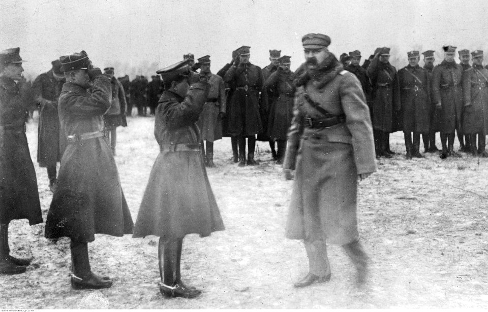 Józef Piłsudski podczas przeglądu oddziału piechoty (22-467)