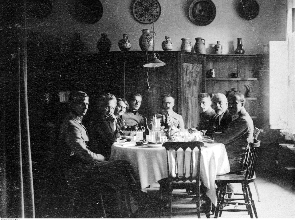 Józef Piłsudski podczas posiłku z ofcerami legionowymi (22-446)