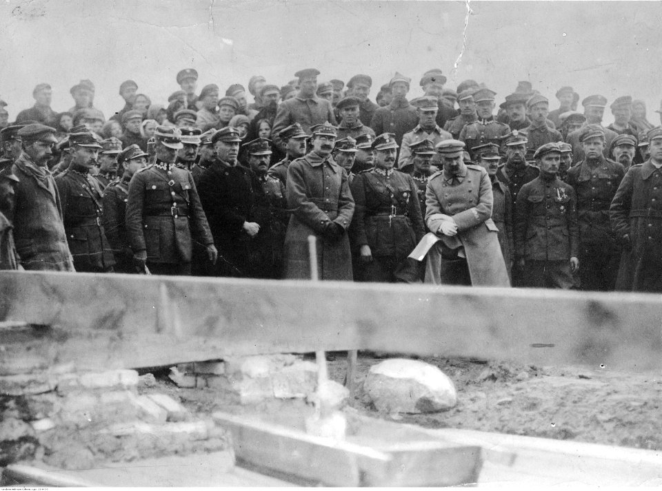 Józef Piłsudski podczs rozpoczęcia nieokreślonej budowy (22-440-3)