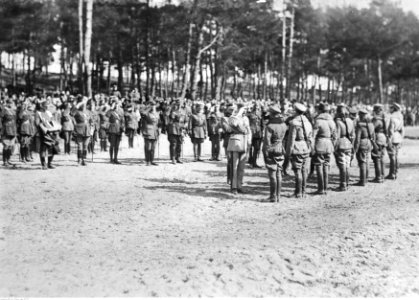 Józef Piłsudski podczas przeglądu wojska (22-473)