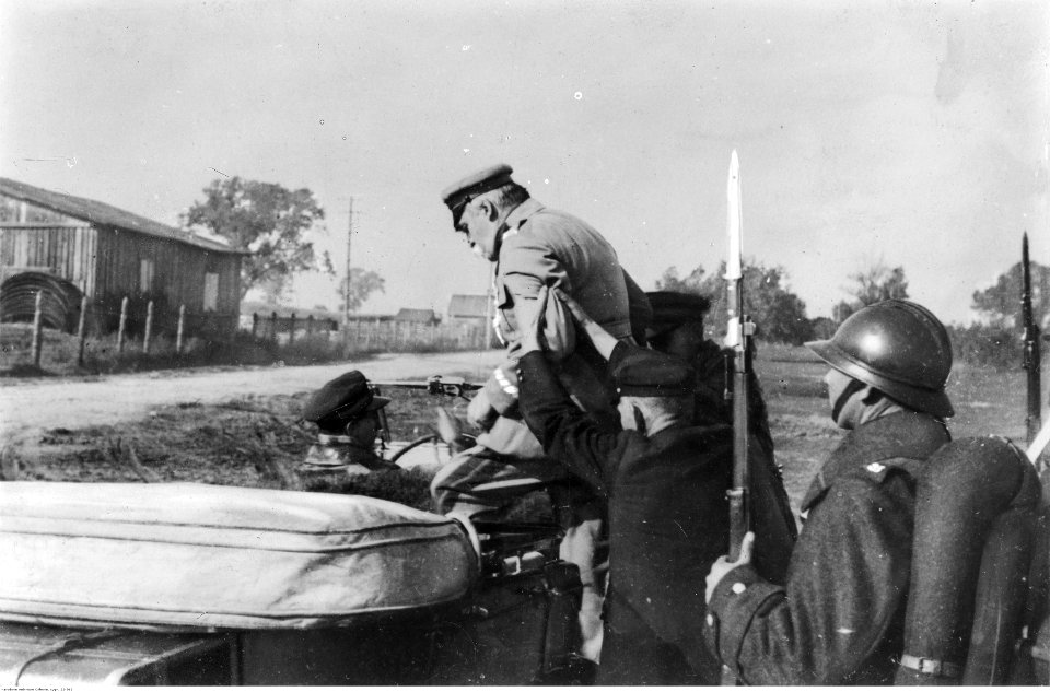Józef Piłsudski w samochodzie (22-562)