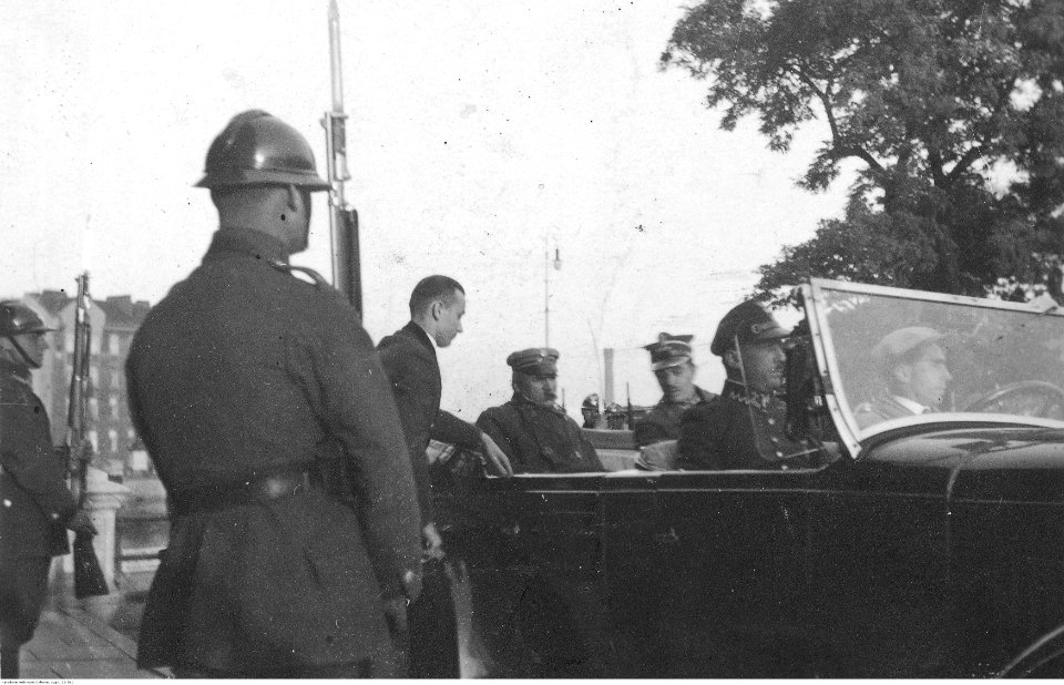 Józef Piłsudski w samochodzie (22-560)