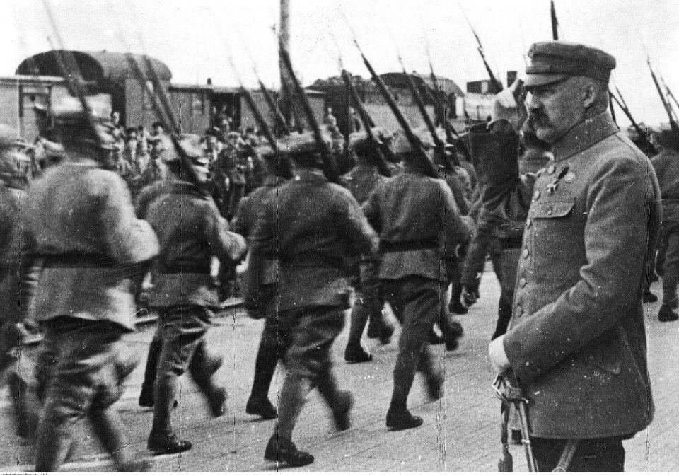 Józef Piłsudski podczas defilady wojska (22-469)