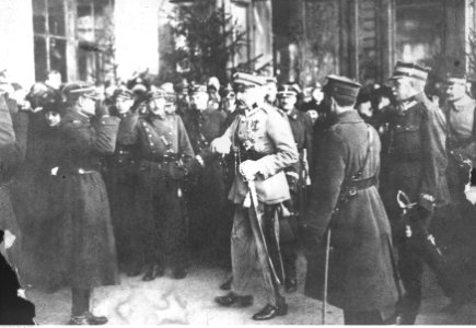 Józef Piłsudski z oficerami (22-523) photo