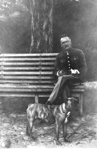 Józef Piłsudski na ławce w parku w Sulejówku (22-340)