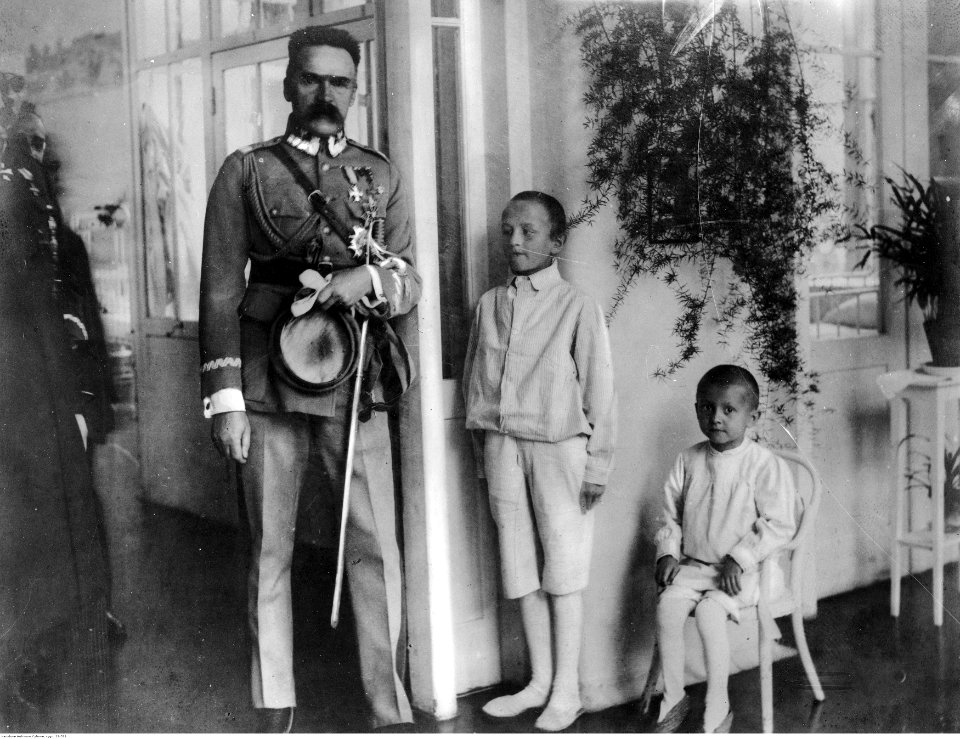 Józef Piłsudski z dziećmi (22-533)