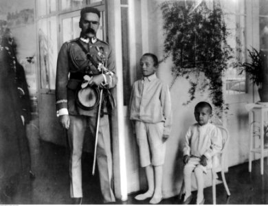Józef Piłsudski z dziećmi (22-533) photo
