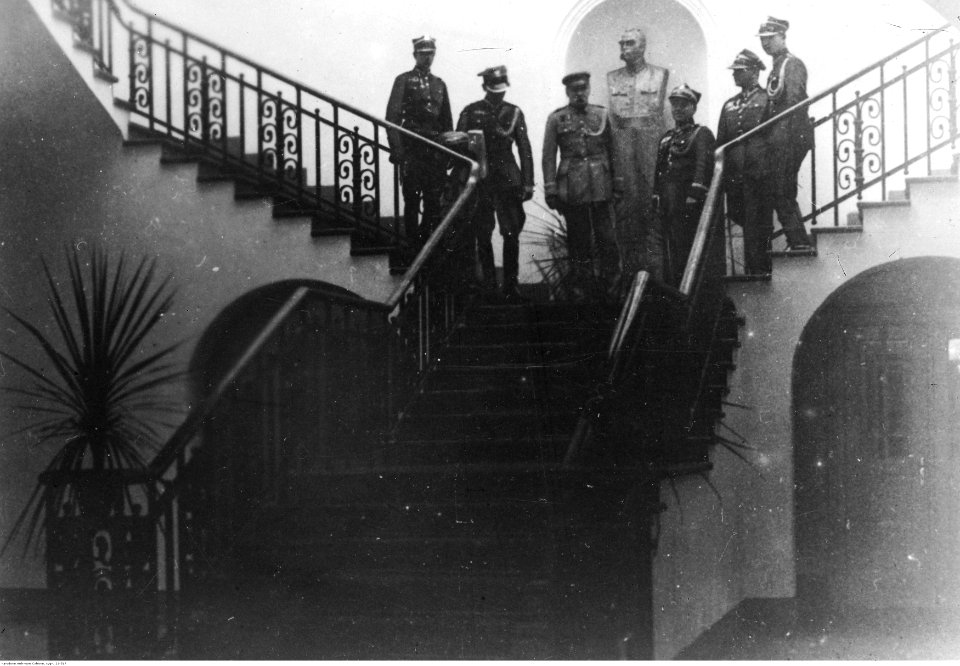 Józef Piłsudski przed swoim popiersiem (22-517)