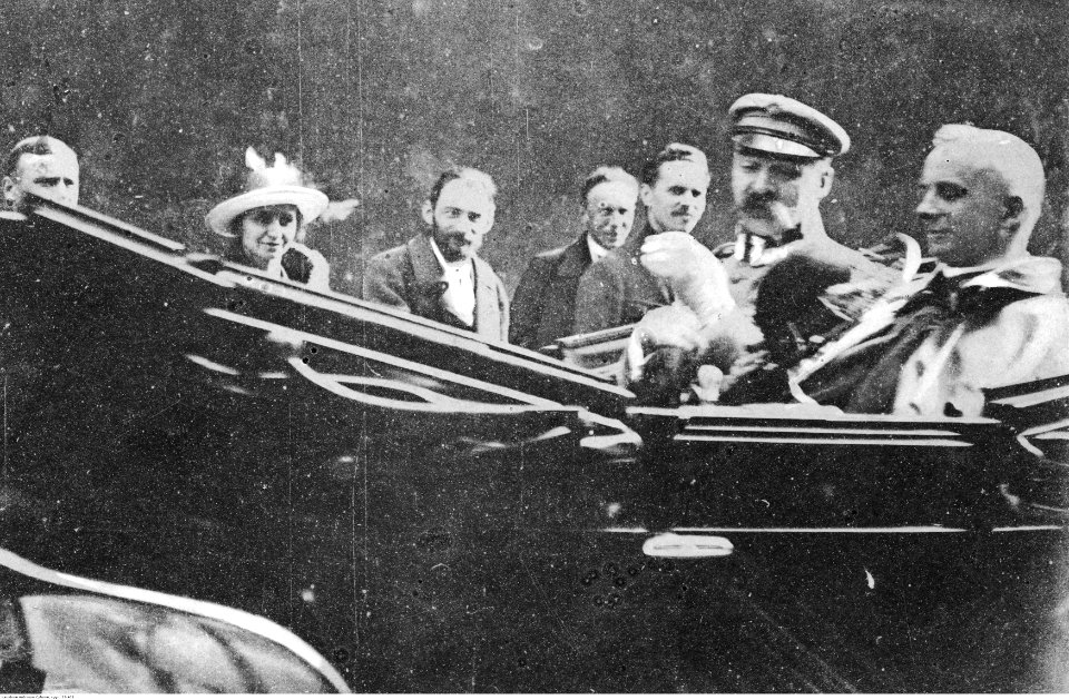 Józef Piłsudski w powozie (22-406)