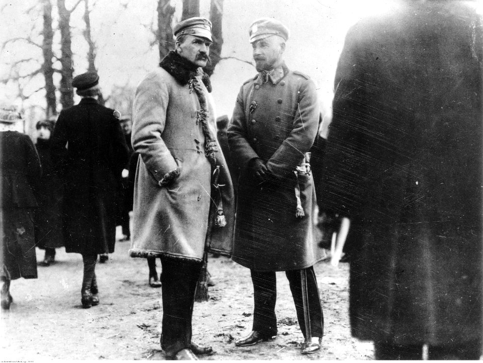 Józef Piłsudski w rozmowie z Edwardem Rydzem-Śmigłym. (22-209)