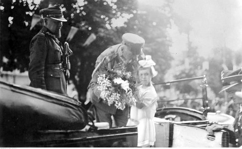 Józef Piłsudski z dziećmi (22-531) photo
