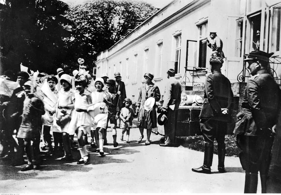 Józef Piłsudski z dziećmi (22-532)