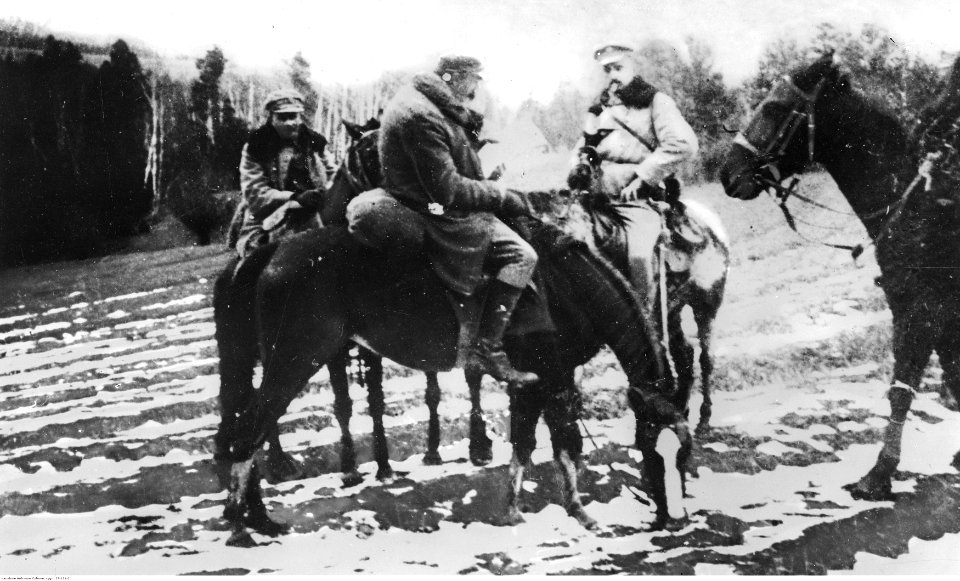 Józef Piłsudski z kawalerzystami (22-121-2)