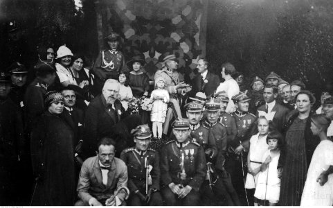 Józef Piłsudski z rodzinami wojskowych (22-530) photo