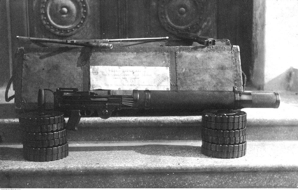 Karabin maszynowy Lewis ofiarowany w darze Józefowi Piłsudskiemu (22-572)