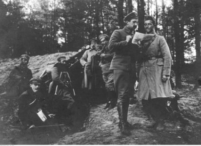 Kazimierz Sosnkowski przyjmuje meldunek od legionisty. (22-139)