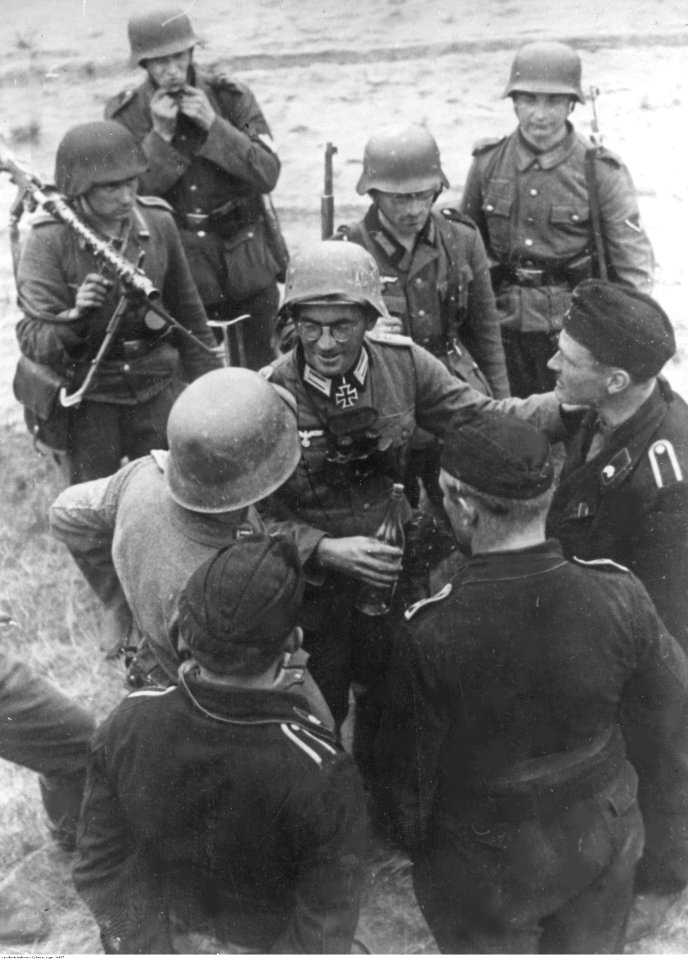Kapitan Krauss z żołnierzami podczas odpoczynku po walce na froncie wschodnim (2-687)