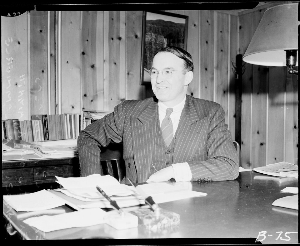 Klamath Falls, Oregon. Earl C. Reynolds, Executive Secretary of the Klamath Fall Chamber of Commerce. - NARA - 536824