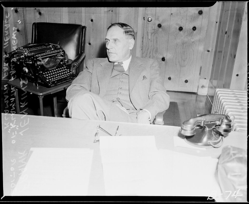 Klamath Falls, Oregon. Frank Jenkins, Editor of the Klamath Falls News and the Klamath Falls . . . - NARA - 536823