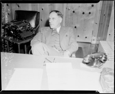 Klamath Falls, Oregon. Frank Jenkins, Editor of the Klamath Falls News and the Klamath Falls . . . - NARA - 536823
